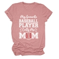 Détail du t-shirt coton rose poudré avec imprimé My Favorite Baseball Player Calls Me Mom - Or Rose (Texte Blanc)