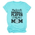 Détail d'un t-shirt bleu lagon en coton avec imprimé baseball et manches retroussées - Bleu Eau Profonde (Texte Noir)