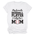 Détail d'un t-shirt blanc en coton avec imprimé 'My Favorite Baseball Player Calls Me Mom' - Blanc (Texte Noir)