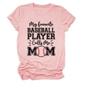 Détail d'un t-shirt rose pour maman de baseball montrant le tissu et l'imprimé artistique - Rose (Texte Noir)