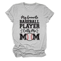 Détail d'un t-shirt gris baseball mom montrant le texte imprimé et le cœur baseball - Gris Clair (Texte Noir)
