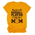 Dettaglio di una maglietta gialla in cotone con stampa My Favorite Baseball Player Calls Me Mom - S / Giallo Senape (Testo Nero)