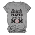 Dettaglio della t-shirt grigia baseball mom con stampa grafica e morbida trama a maglia - S / Grigio Scuro (Testo Nero)