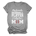 T-shirt grigia con stampa My favorite BASEBALL PLAYER Calls Me MOM su fondo bianco - S / Grigio Scuro (Testo Bianco)
