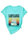 Détail du t-shirt vert menthe à col en V avec imprimé chat et café et nœud élégant au bas - Bleu Eau Profonde (Graphique Noir)