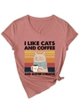 Détail du t-shirt rose à col en V avec ourlet noué et imprimé chat et café rigolo - Or Rose (Graphique Noir)