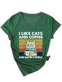 Détail du t-shirt vert foncé à col en V avec un motif de chat buvant du café mignon - Vert Rétro (Graphique Blanc)