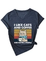 Détail d'un t-shirt col en V montrant l'illustration de chat rétro et le texte de café - Bleu Marine (Graphique Blanc)