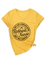 Dettaglio di t-shirt gialla con scollo a V, stampa Retired Nurse e nodo sull'orlo - S / Giallo