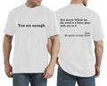 Dettaglio della stampa You Are Enough su maglietta oversize in cotone bianco - S / Bianco