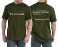 Détail du t-shirt vert olive montrant le slogan 'You are enough' et l'imprimé au dos - Vert Militaire
