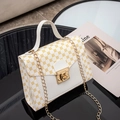 Damen-Handtasche mit gelbem geometrischem Druck und goldener Ketten-Schultergurt - Weiß