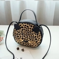 Runde Umhängetasche im Katzendesign mit schwarzem Leder und Leopardenmuster-Fell - Gefleckter Brauner Leopard