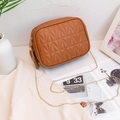 Borsa a tracolla marrone trapuntata con catena dorata e nappa in pelle elegante - Marrone