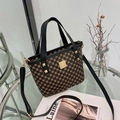 Borsa a secchiello marrone scuro da donna con motivo a lettere e tracolla in pelle - Nero