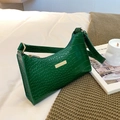 Sac baguette vert foncé en cuir de crocodile gaufré avec détails métalliques dorés chic - Vert