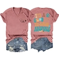 Détail du dos du t-shirt col V avec imprimé It's A Good Day To Save Animals et motifs - Or Rose (Imprimé Noir)