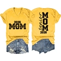 T-shirt gialla scollo a V 2026 Senior MOM con pantaloncini di jeans strappati - S / Giallo (Carattere Nero)