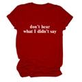 Dettaglio della tipografia bianca sul tessuto in cotone bordeaux della t-shirt - Rosso (Carattere Bianco)