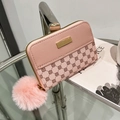 Kurze Geldbörse in Rosa mit Blumendruck, goldener Metallschiene und flauschigem Bommel - Rosa