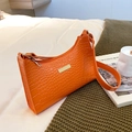 Sac baguette orange vif effet crocodile avec boucle en métal doré élégant - Orange