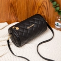 Elegante borsa a cilindro nera trapuntata con dettagli dorati e logo - Nero