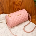 Borsa a cilindro rosa trapuntata con cerniera dorata su una morbida coperta di maglia - Rosa