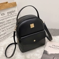 Mini sac à dos chic en cuir PU noir avec surpiqûres et finitions métalliques dorées - Motif Uni / Noir