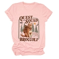 Dettaglio della stampa gatto Quest Squad su una t-shirt rosa a maniche corte e girocollo - Taglia S / Rosa