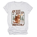 Dettaglio dell'illustrazione del gatto Quest Squad su t-shirt bianca in cotone a maniche corte - Taglia S / Bianco