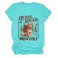 Dettaglio della stampa gatto Quest Squad su una t-shirt in cotone verde menta - Taglia S / Verde menta