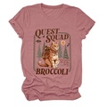 Dettaglio dell'illustrazione del gatto Quest Squad su maglietta in cotone malva - Taglia S / Rosa fagiolo