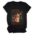 Dettaglio della stampa gatto Quest Squad su t-shirt nera in cotone con grafica foresta - Taglia S / Nero