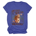 Dettaglio della maglietta blu con stampa gatto Quest Squad e design avventura - Taglia S / blu retrò