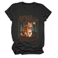 Dettaglio della stampa Quest Squad con gatto su t-shirt grigio antracite - Taglia S / Grigio lino