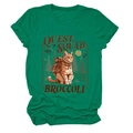 Dettaglio della stampa gatto Quest Squad su t-shirt in cotone verde bosco stile avventura - Taglia S / Verde Scuro