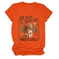 Dettaglio di una morbida t-shirt arancione con stampa gatto Quest Squad e maniche arrotolate - Taglia S / Arancione