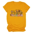 Detalle del diseño floral y texto Teach Them Love Them en camiseta amarilla docente - S / Amarillo Mostaza (Texto Negro)