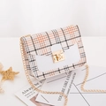 Schicke dreifarbige Karo-Umhängetasche mit Goldkette und Drehverschluss im Minimal-Stil - Weiß