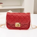 Elegante bolso bandolera acolchado rojo con cadena dorada y cierre giratorio metálico - Rojo
