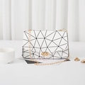 Borsa a tracolla geometrica bianca con linee nere e catena dorata - Bianco