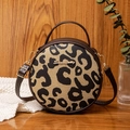 Kleine ronde tas met luipaardprint, bruine leren riem en goudkleurig metalen logo - koffiekleur