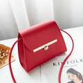 Mini borsa a tracolla rossa in pelle testurizzata con chiusura a scatto dorata - Rosso