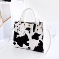 Sac à bandoulière avec imprimé vache, fleurs et un nœud blanc pour l'été - Imprimé Vache