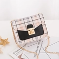 Vierkante crossbodytas met ruitjespatroon, gouden kettingriem en draaisluiting detail - Zwart