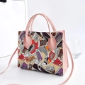 Sac bandoulière rose avec imprimé baskets coloré et doubles poignées - Imprimé Chaussures Rose