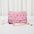 Piccola borsa a tracolla rosa con motivo geometrico, catena dorata e chiusura a girello - Rosa