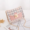 Beigefarbene Karo-Umhängetasche mit rosa Lederklappe und goldener Kette für Damen - Rosa