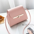 Piccola borsa a tracolla in pelle rosa con elegante fibbia in metallo dorato - Rosa