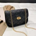 Bolso de hombro acolchado negro con cadena dorada y cierre giratorio estilo minimalista - Negro